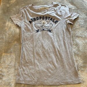 Aeropostale Gray Short Sleeve Tee with Graphic Design